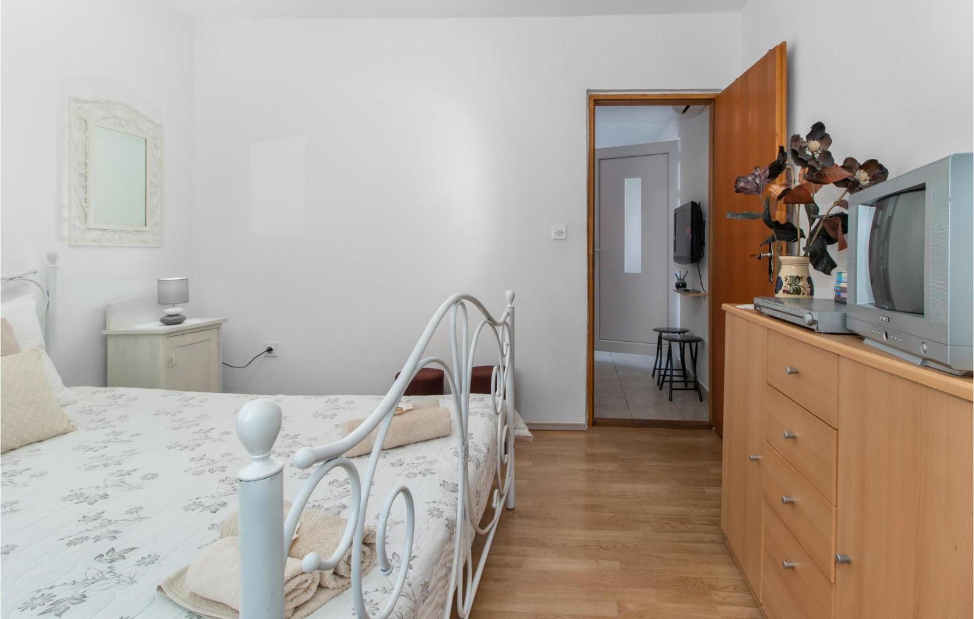 Nice Apartment In Smrika With Kitchen Exterior foto